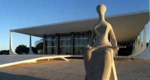 Moraes nega pedido para que Bolsonaro receba filhos no Dia dos Pais