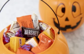 Especialistas dão dicas de como equilibrar consumo de doces no Halloween
