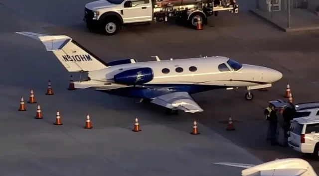 231024162016-hobby-airport-damaged-plane
