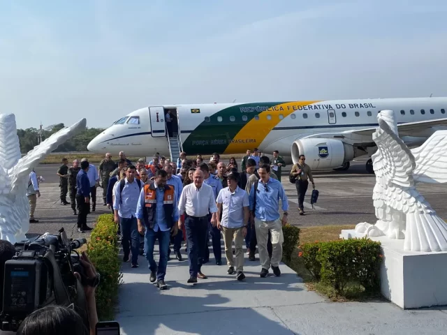 geraldo-alckmin-e-ministros-chegam-a-manaus-para-anunciar-medidas-durante-a-seca-2023-foto-carolina-franca-rede-amazonica