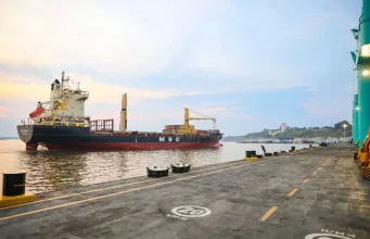 Com seca recorde, porto que atende Zona Franca de Manaus fica mais de um mês sem receber navios cargueiros