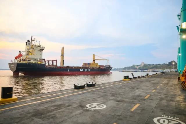 navio-izmir-da-msc-atraca-no-super-terminais-em-manaus-durante-a-seca-historica-de-2023-foto-super-terminais