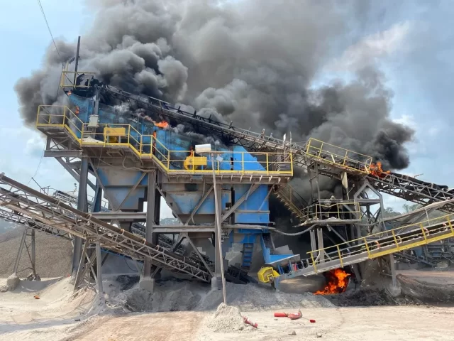 incendio-de-grandes-proporcoes-atinge-fabrica-em-presidente-figueiredo-no-amazonas-foto-corpo-de-bombeiros