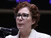 Zambelli adia pedido de impeachment de Lula; lista já conta com 133 assinaturas