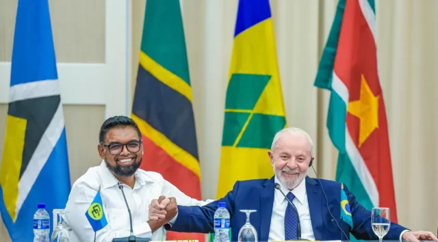 Presidente-da-Guiana-Mohamed-Irfaan-Ali-ao-lado-do-presidente-Lula-em-Georgetown-na-Guiana