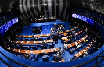 De pai para filho: homens e herdeiros políticos são maioria no Senado