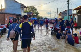 Moradores transformam ruas alagadas em balneário após subida de rios em cidade no Amazonas