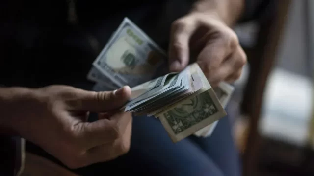 maos-negras-homem-negro-dinheiro-dolares