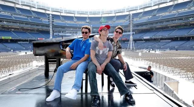 jonas-brothers-trio