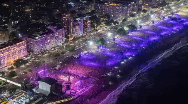 AEREA_Em-noite-historica-milhares-de-pessoas-vao-a-Copacabana-celebrar-carreira-de-diva-do-pop_Fernando-Maia_Riotur