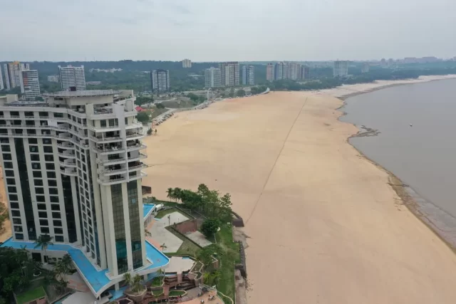 foto-feita-no-inicio-de-novembro-mostra-efeitos-da-seca-de-2023-na-ponta-negra-de-manaus-principal-balneario-da-capital-foto-gilmar-honorato-sgb-cprm