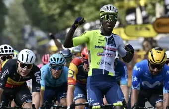 Ciclista da Eritreia é 1º negro africano a vencer uma etapa do Tour de France