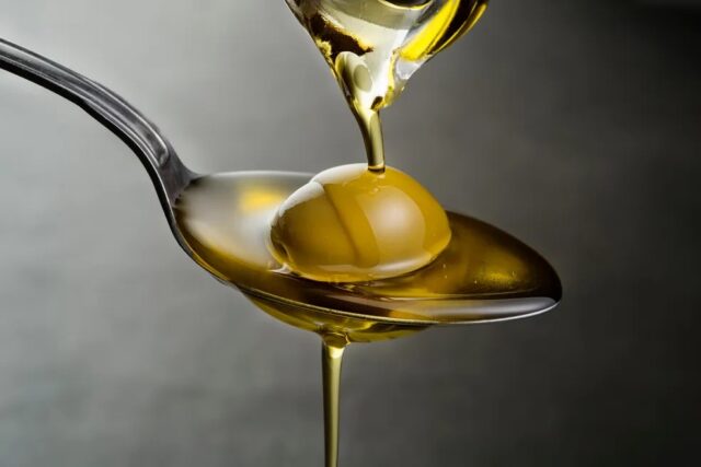WhatsApp Image 2024-09-25 at 15.29.47 Da colheita ao envase: processo de produção do azeite de oliva é feito mecanicamente para conservar as características de sabor e aroma. — Foto: Shutterstock