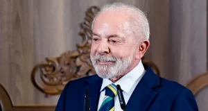 Sem citar Bolsonaro, Lula diz que Brasil deu “lição de democracia”