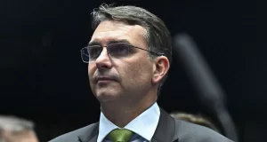 Mendonça incluiu Flávio Bolsonaro como investigado no caso Dark Horse
