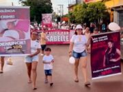 Familiares protestam após jovem ser encontrada com sinais de violência em terreno no Amazonas