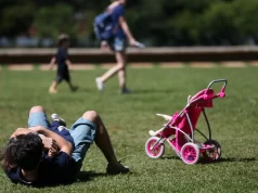 Licença-paternidade de até 20 dias é aprovada no Senado