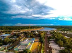 Alunos indígenas enfrentam salas sem cadeiras e merend