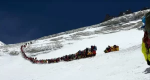 Alpinistas batem recorde no Monte Everest com fila de 274 pessoas escalando