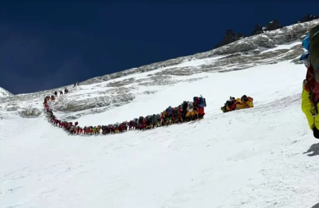 Monte-Everest-alpinistas-batem-recorde-com-fila-de-274-pessoas-em-escalada