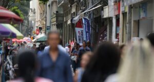 Taxa de desemprego de pretos é 55% maior que a de brancos, revela IBGE
