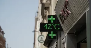 Calor na França: Gêmeas de 15 meses são achadas mortas; pais são detidos