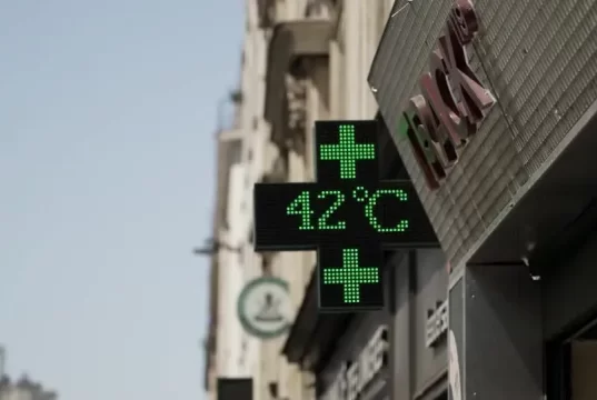 Calor na França: Gêmeas de 15 meses são achadas mortas; pais são detidos