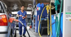 Vendas no comércio recuam 1,5% em abril, impactadas por combustíveis
