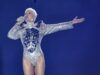 Xuxa ironiza comentários sobre figurino da turnê: ‘Último voo da virilha’