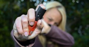 Mulheres podem comprar e usar spray de pimenta para defesa pessoal