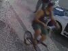 Segurança preso pelo espancamento de Cláudio Rafael chegou à DP para depor pedalando bicicleta usada pela vítima
