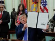 Trump assina ordem que reduz vacinas recomendadas para crianças