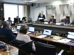 CCJ do Senado aprova PEC que acaba com jornada 6×1