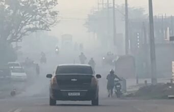 Lábrea fica encoberta por fumaça após incêndio em lixão; morador diz que fogo dura mais de um mês