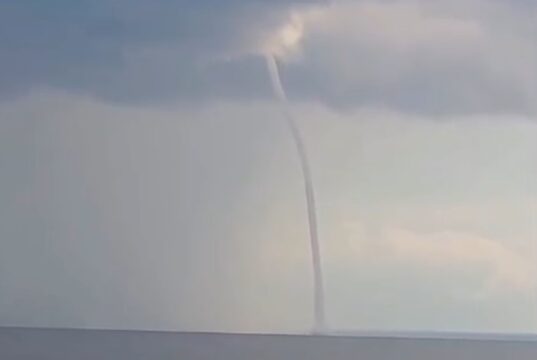 VÍDEO: tromba d’água se forma sobre lago durante tempestade no interior do AM
