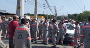 Eletricistas terceirizados da Âmbar Energia fazem paralisação em Manaus e cobram melhores condições de trabalho