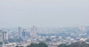Queimadas fazem Manaus amanhecer encoberta de fumaça pelo 2º dia seguido; qualidade do ar chegou a nível ‘muito ruim’