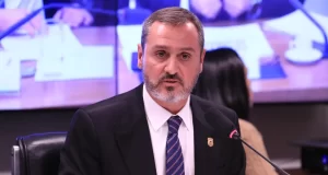 Dino determina reintegração de Andrei Rodrigues ao comando da PF