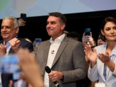 Flávio Bolsonaro recebe apoio de partidos e fala em mudar Constituição
