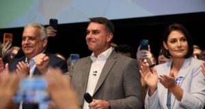 Flávio Bolsonaro recebe apoio de partidos e fala em mudar Constituição