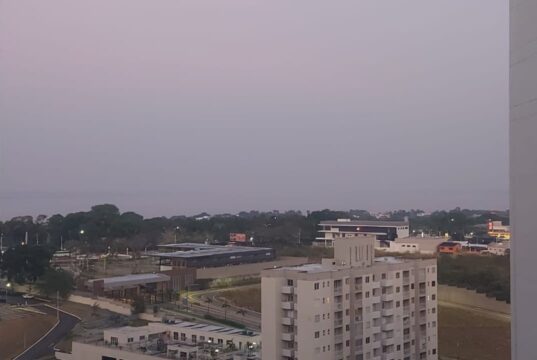 Manaus amanhece encoberta por fumaça após incêndio atingir 441 hectares de vegetação no AM