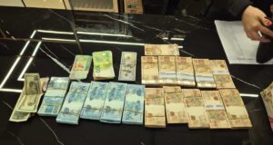 PF apreende R$ 100 mil, placas usadas em viaturas e material de campanha na casa de ex-secretário do AM