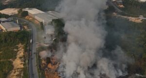 Fogo em área com lixão passa de 18 horas e fumaça afeta qualidade do ar em Manaus