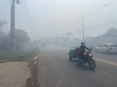 Fumaça de incêndio no Distrito Industrial se espalha por Manaus e órgão ambiental alerta para riscos à saúde