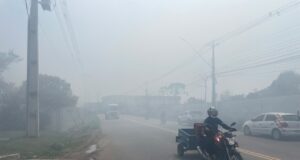 Fumaça de incêndio no Distrito Industrial se espalha por Manaus e órgão ambiental alerta para riscos à saúde