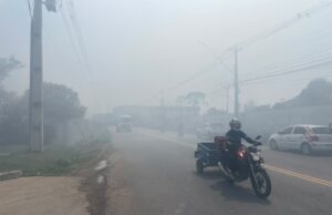 Fumaça de incêndio no Distrito Industrial se espalha por Manaus e órgão ambiental alerta para riscos à saúde