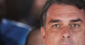 Flávio Bolsonaro descumpre ordem de Moraes e não entrega passaporte à PF