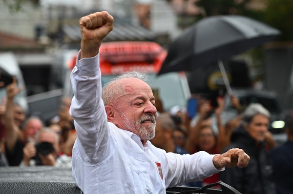 Em virada histórica, Lula derrota Flávio Bolsonaro e chega ao quarto mandato como presidente