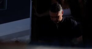 Flávio Bolsonaro usou passaporte italiano para deixar a Argentina em jatinho após atravessar fronteira pelo Paraná