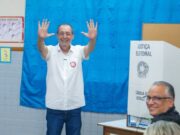 Omar Aziz vence em 60 municípios e domina votação no interior do AM; Professora Maria do Carmo lidera em duas cidades